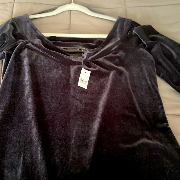 Ladies velvet feel top. - Picture 2 of 4